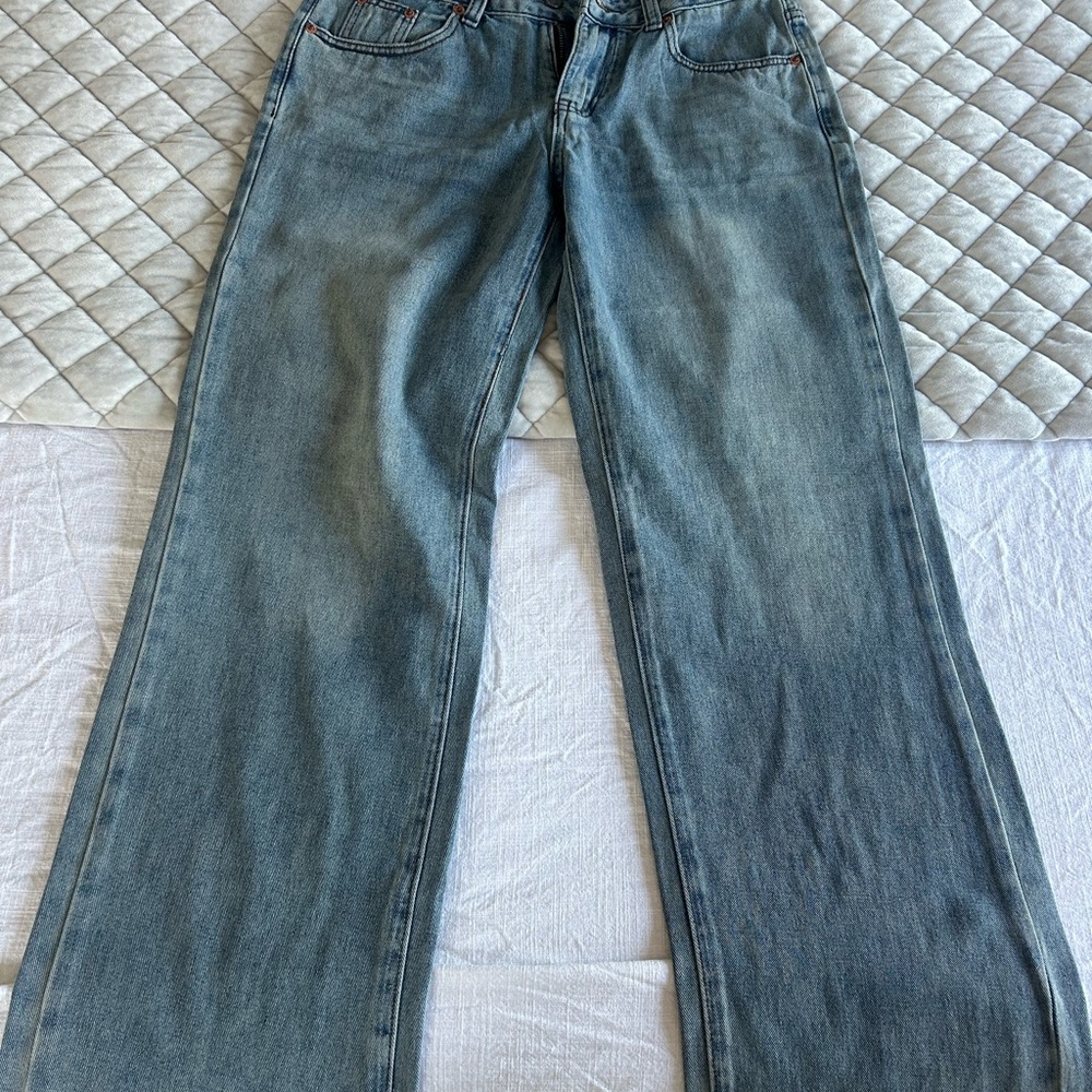 Classic Women’s Straight-Leg Jeans in Faded Blue